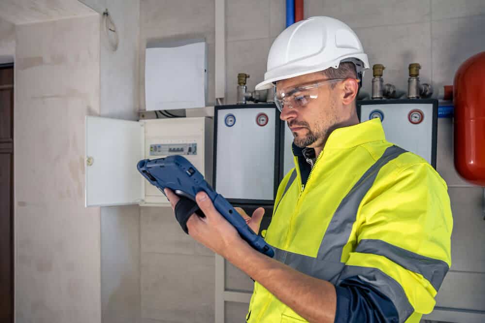 מדריך מקיף: מה נדרש כדי להצליח כטכנאי מיזוג אוויר בישראל 2025